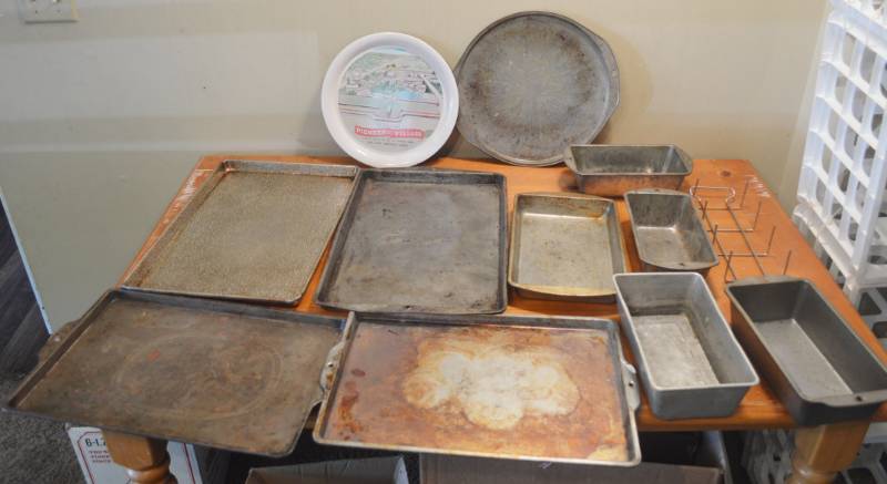 lot 4104 image: Box of Baking Pans and Misc Items