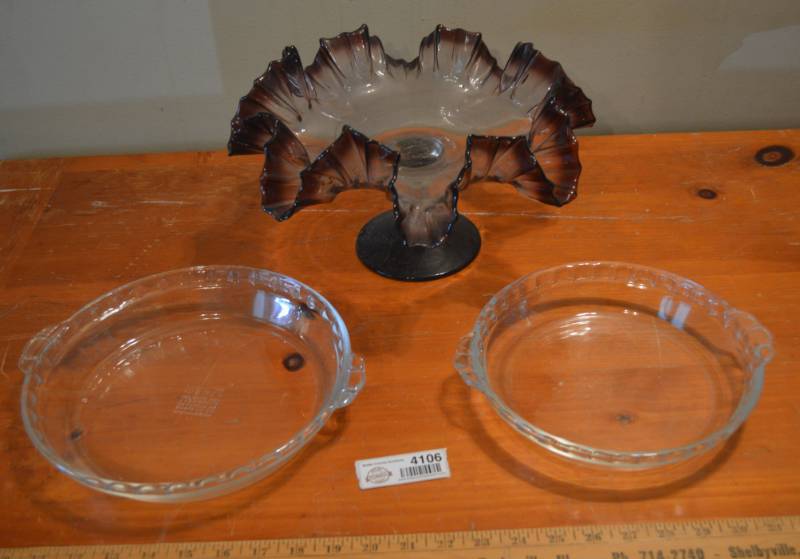 lot 4106 image: 2 Pyrex Glass Pie Pans and Decorative Cake Platter