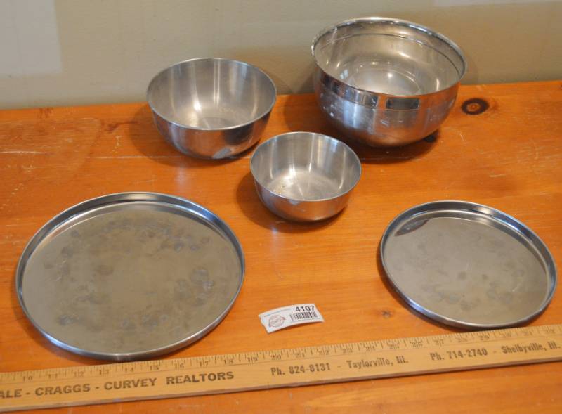 lot 4107 image: Metal Mixing Bowls and Electric Coil Stove Top Covers