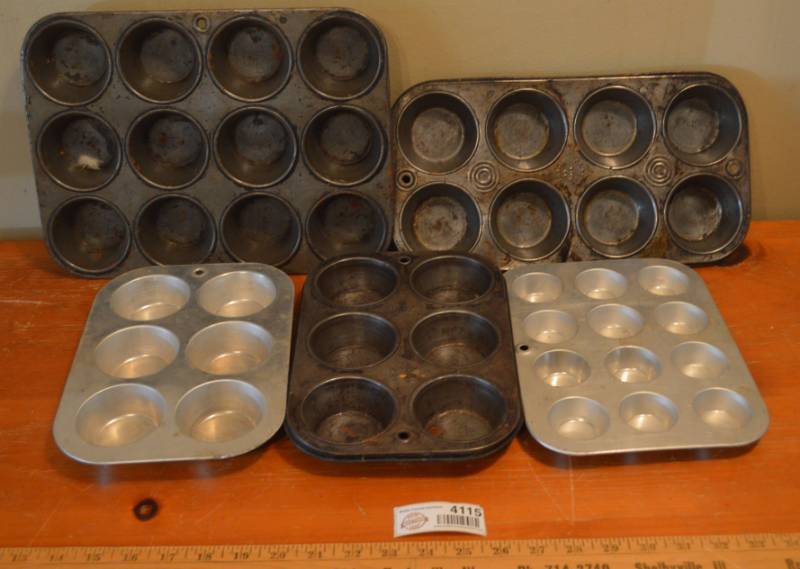 lot 4115 image: Muffin Pans Assorted Sizes