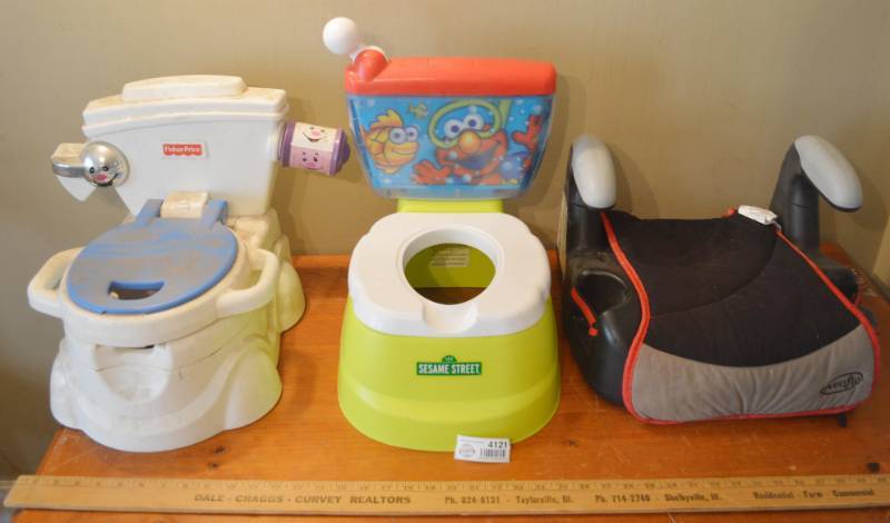lot 4121 image: 2 Potty Seats and Backless Booster (Missing Bowls)
