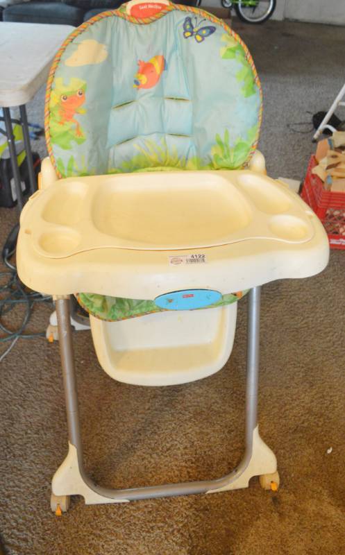 lot 4122 image: Fisher Price High Chair
