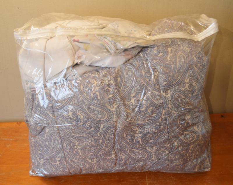 lot 4123 image: Bag of Misc Bedding (Size and Condition Unknown)