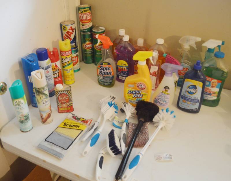 lot 4138 image: Misc. Cleaning Supplies