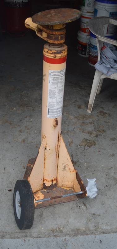 lot 4146 image: Trailer Stabilizing Jack 39T (1 Broken Wheel, Ratchet Spins, Jack Feels Frozen)