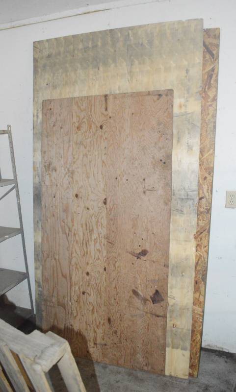 lot 4168 image: 3 Pieces Plywood and Wood Pallet