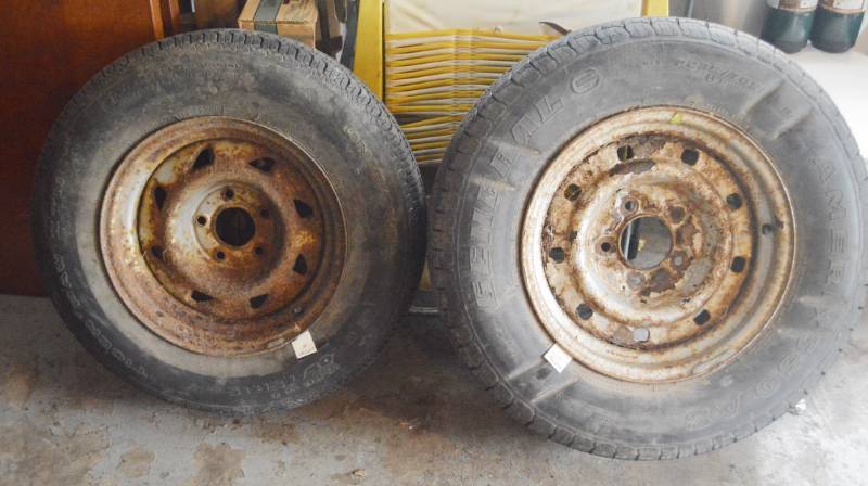 lot 4186 image: 2357015 and 2057515 Tire and Rim Unknown Condition