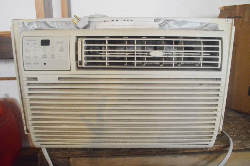 lot 4189 image: 2 Air Conditioners. 1 With Remote. Both Turn On. Air Doesnt Feel Cold