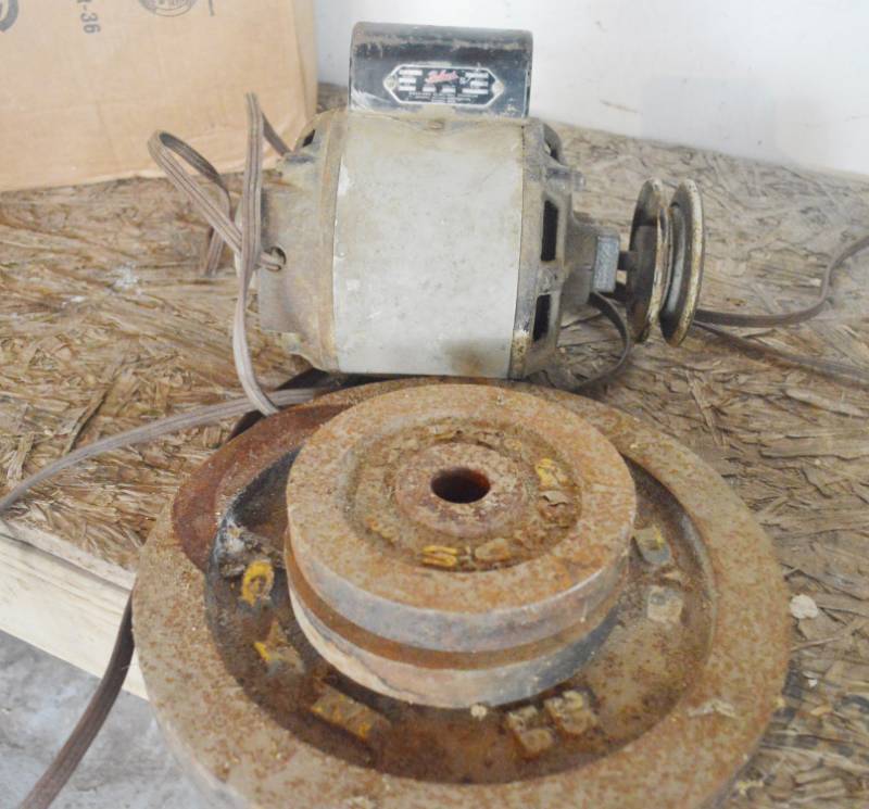 lot 4190 image: 115V 13HP Electric Motor Un-Tested, 25lb & 2-5lb Weight Plates