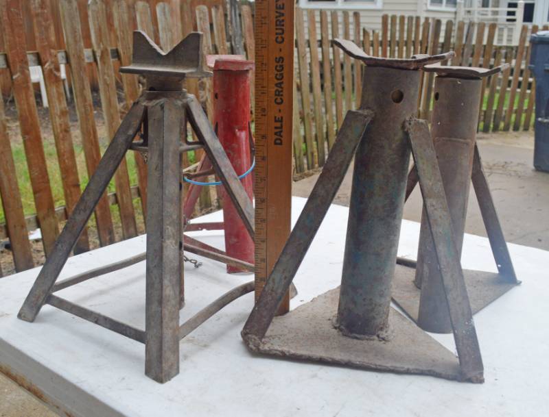 lot 4204 image: Lot of Jack Stands. 2 Missing Pins