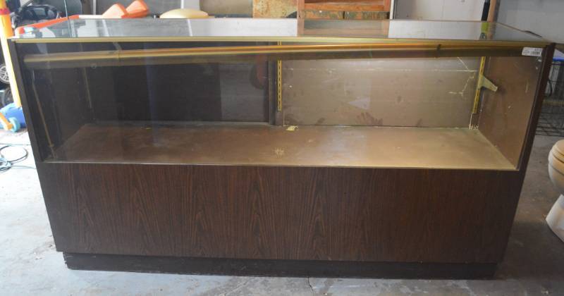 lot 4212 image: Lighted Display Case. Might Need New Bulbs. Spot for Shelf in Middle 6x20x38
