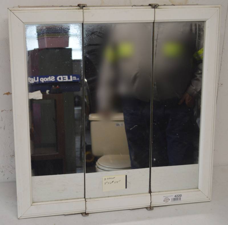 lot 4220 image: Medicine Cabinet 2x2x4
