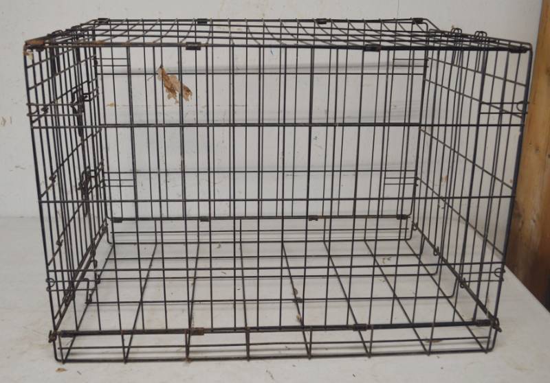 lot 4228 image: Dog Kennel 30x19x21. Missing Bottom Tray