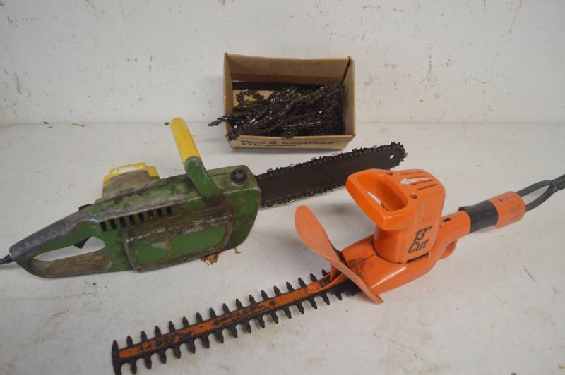lot 4230 image: John Deere Electric Chainsaw. Chainsaw Chains. 13 Electric Black & Decker Hedge Trimmer. All Untested