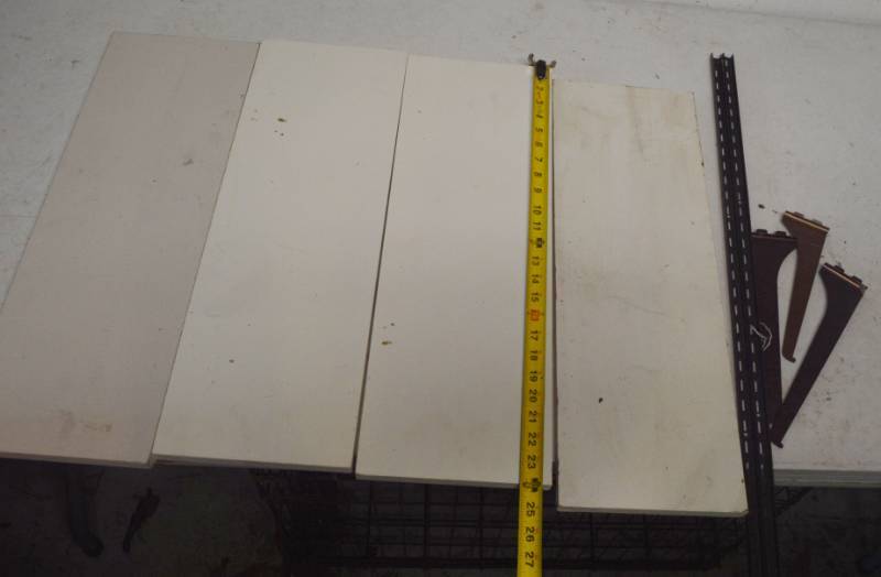 lot 4233 image: Lot of Shelving