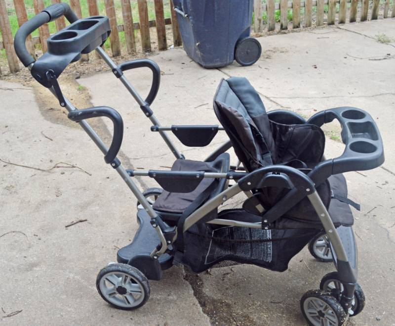 lot 4237 image: Graco Sit-N-Stand Double Stroller