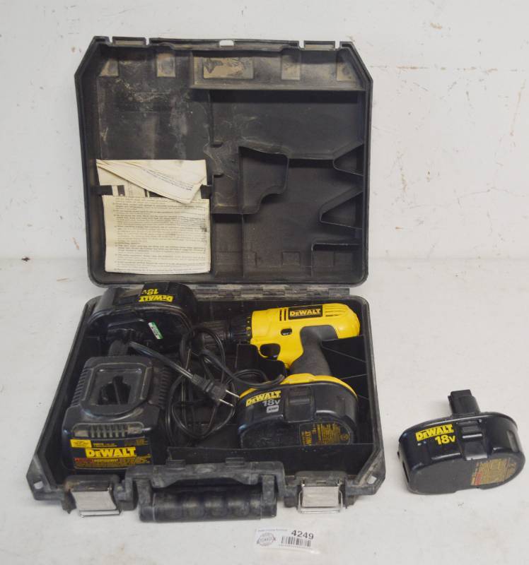 lot 4249 image: Dewalt 18 Volt Cordless Drill w 3 Batteries