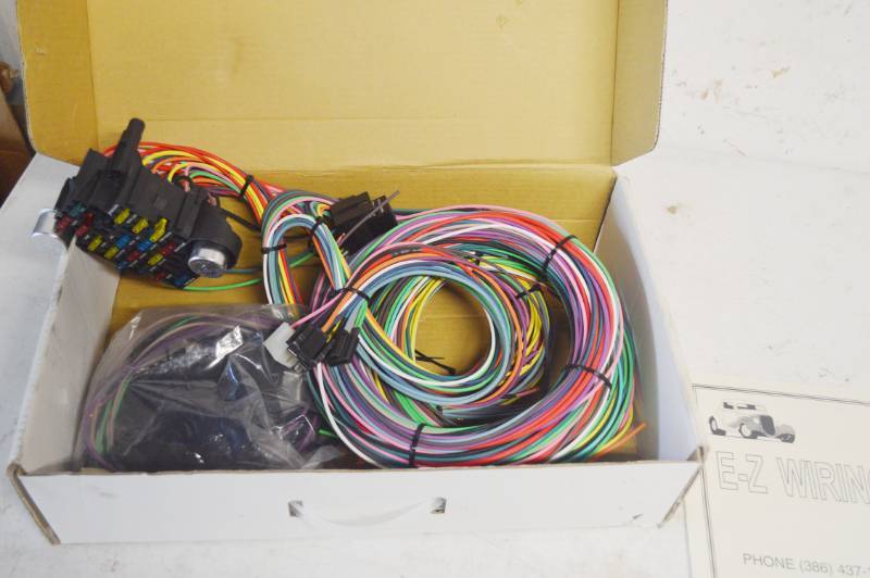 lot 4253 image: New 21 Circuit Universal Wiring Harness