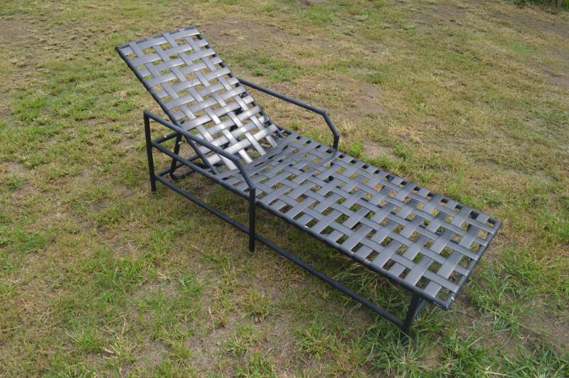 lot 4263 image: 1 Lounge Chair Missing Some of the Adjustable Hooks