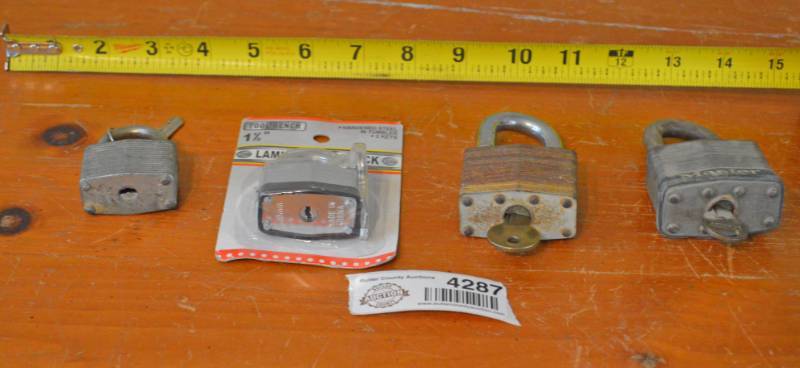 lot 4287 image: Set of 4 Pad Locks W Keys