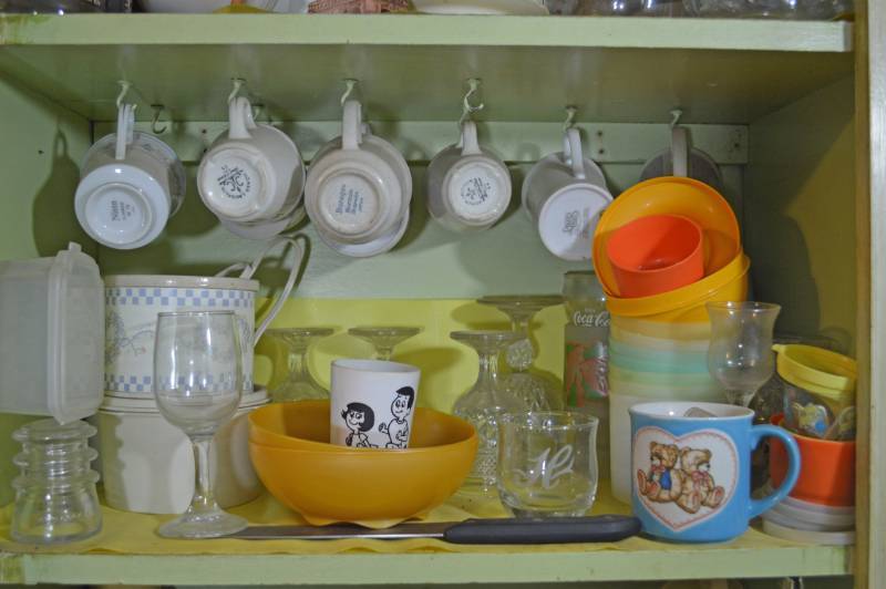 lot 4299 image: Misc. Dishes On Shelf (Will Be in Box)