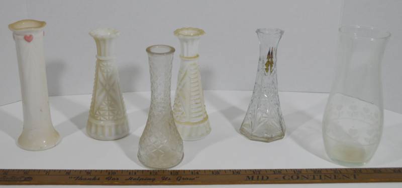 lot 4303 image: Lot Of Small Vases