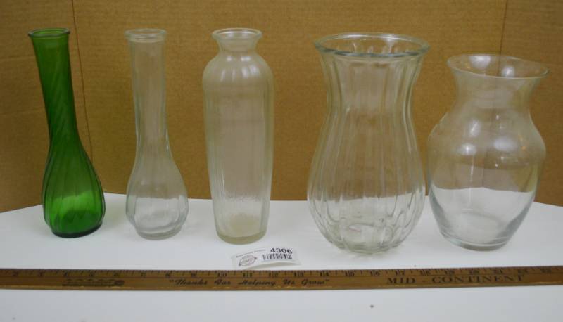 lot 4306 image: Lot of Vases