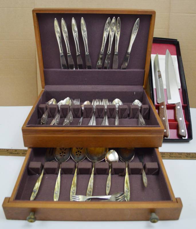 lot 4318 image: Box of Community Silverware and Maxam Knives