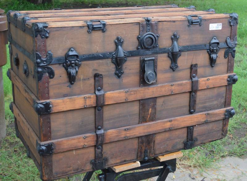 lot 4338 image: Wood Trunk. 34x 23x 20. Looks Old.
