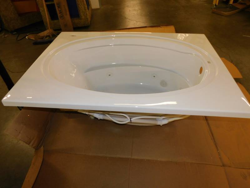 lot 1536 image: Aquatic Whirlpool Tub Appears New