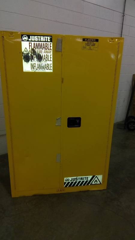 lot 1493 image: Justrite 400-894520 45 Gal Sc Cab W-Pdl Hndl