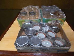 lot 15916 image: Ball Mason Glass Pint Jars with Lids - New in Box