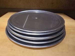 lot 15921 image: 14-inch Aluminum Pizza Pan Set - 5 Pieces