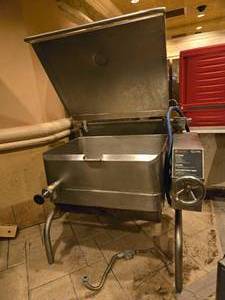 lot 15847 image: Groen Eclipse Commercial Gas Tilting Braising Pan