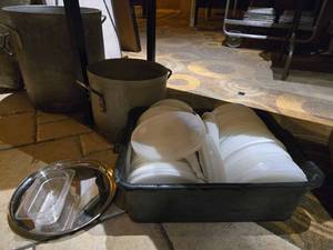 lot 27310 image: 8in Plastic Lids with Tray