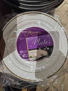 lot 27265 image: Comet Masterpiece 10.25-inch Plastic Plates - 12 Count