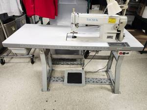 lot 60000 image: Tacsew 8500 Industrial Straight Stitch Sewing Machine with Table