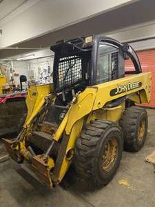 lot 700 image: John Deere 260&nbspSkid Steer (NEEDS WORK)
