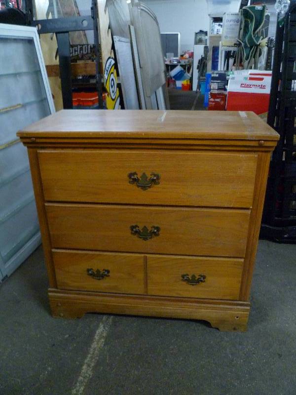 lot 1651 image: Nightstand