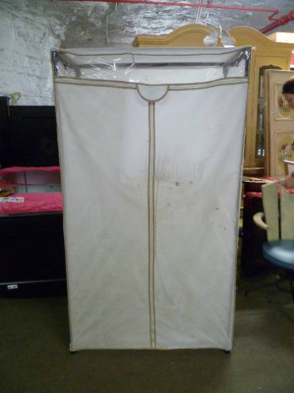 lot 1711 image: Portable Closet
