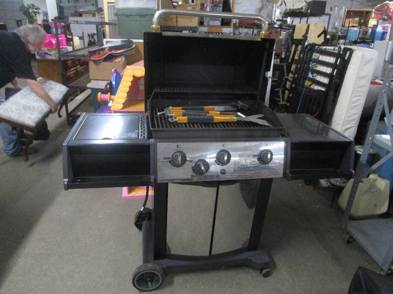 lot 1593 image: BBQ Grill