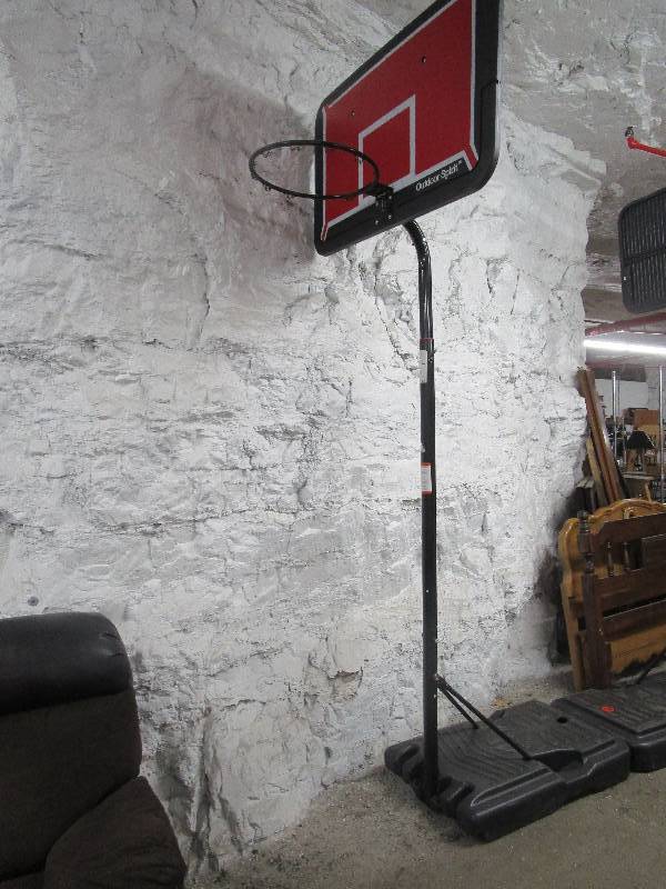 lot 1595 image: Basketball Goal