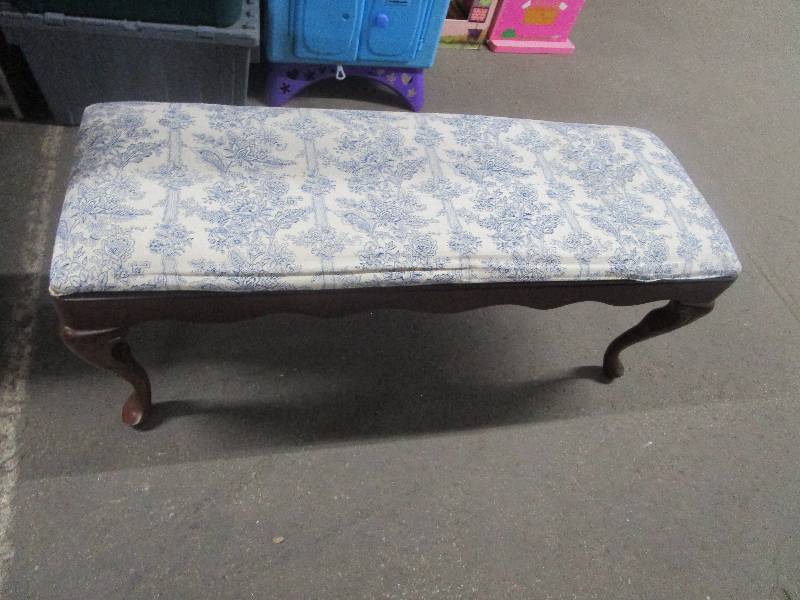 lot 1596 image: Padded Queen Anne Bench