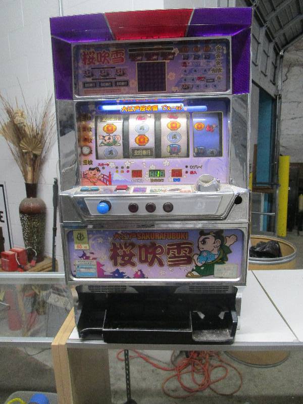 lot 1601 image: Slot Machine