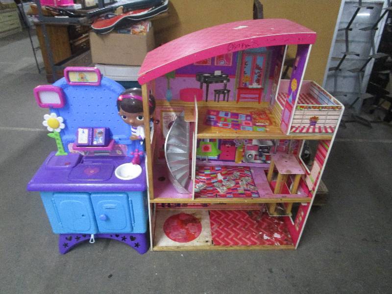 lot 1609 image: Doll House and Kitchen