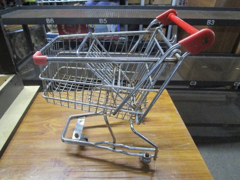 lot 1619 image: Mini Shopping Cart