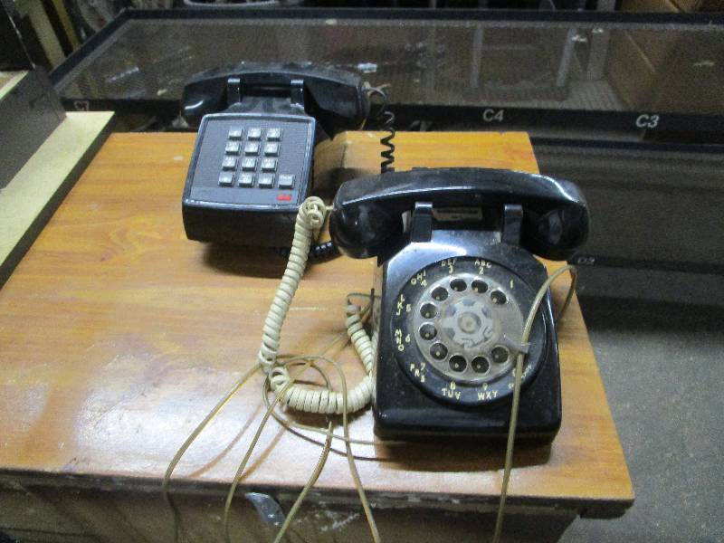 lot 1620 image: Lot of Retro Phones