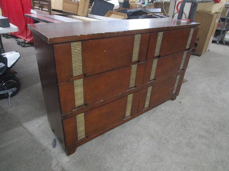 lot 1626 image: Dresser