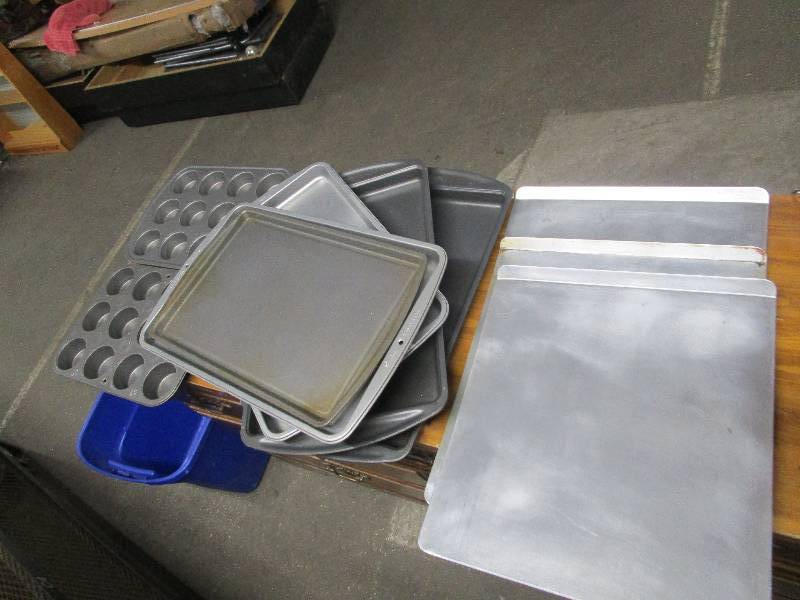lot 1632 image: Lot of Baking Pans