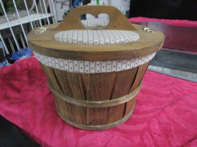lot 1659 image: Picnic Basket
